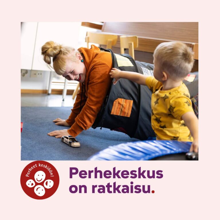 Kampanjakuva, jossa valokuva leikkivästä äitistä ja lapsesta ja sen alla teksti "Perhekeskus on ratkaisu".